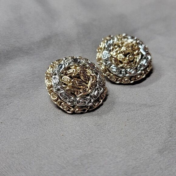 Vintage 40s/50s round clip-on earrings with gold and silver-tone filigree design - Picture 10 of 11